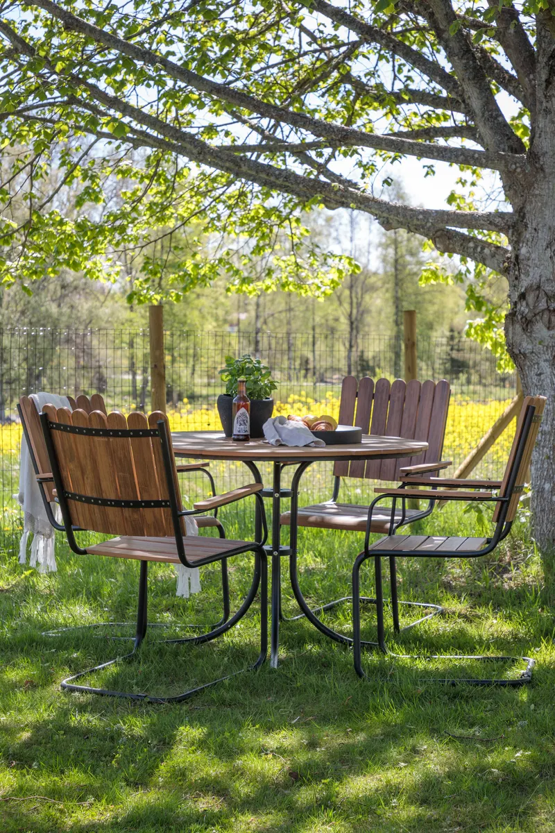 Holmsund rundes Gartenmöbel-Set mit 4 Stühlen in Table: Ø 103 Chair: D: 57 H: 90 W: 60 cm, Natur, Gestell Schwarz, im Wohnraum, Ansicht 1