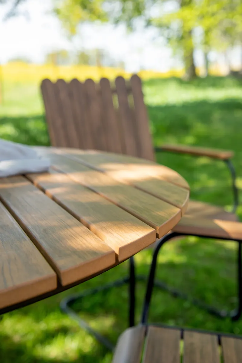 Holmsund rundes Gartenmöbel-Set mit 4 Stühlen in Table: Ø 103 Chair: D: 57 H: 90 W: 60 cm, Natur, Gestell Schwarz, im Wohnraum, Ansicht 5