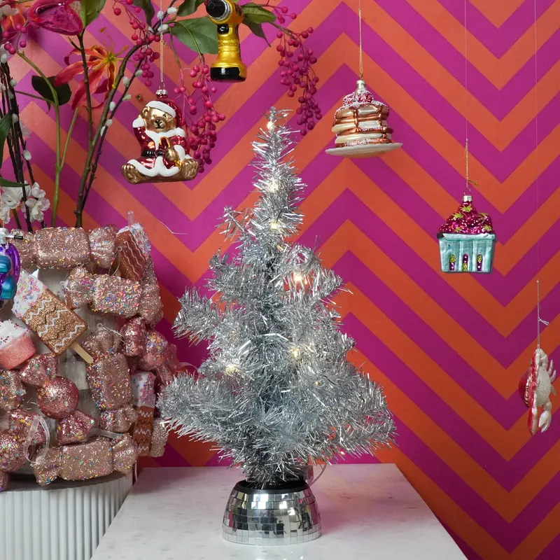 Künstlicher Weihnachtsbaum aus Polystyrol mit LED-Licht von Housevitamin in Silberfarben, 50 cm, Ansicht 4