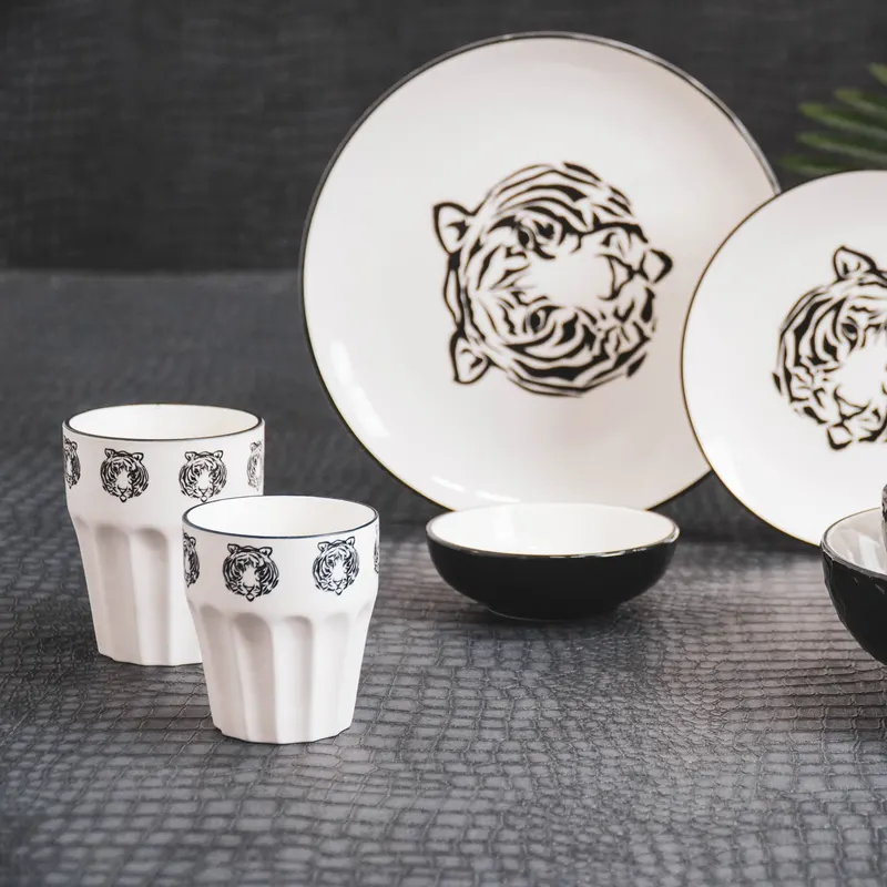 Tiger-Schale aus Porzellan mit schwarzem Rand von Housevitamin in Weiß mit schwarzem Rand, Ø 12,5 cm, Ansicht 5