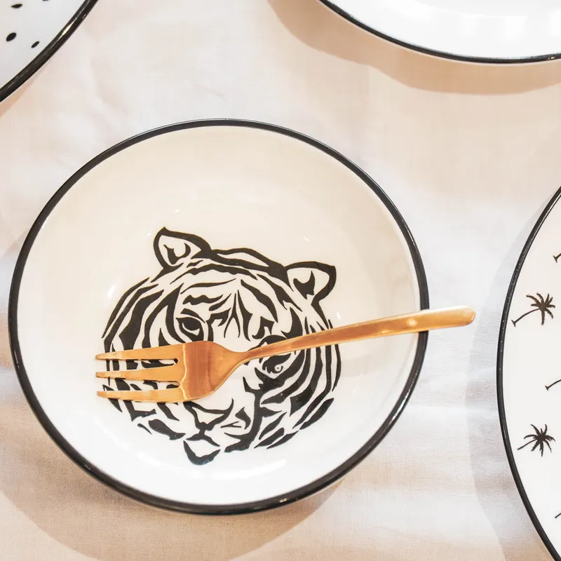 Tiger-Schale aus Porzellan mit schwarzem Rand von Housevitamin in Weiß mit schwarzem Rand, Ø 12,5 cm, Ansicht 9