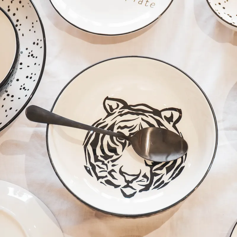 Tiger-Schale aus Porzellan mit schwarzem Rand von Housevitamin in Weiß mit schwarzem Rand, Ø 20 cm, Ansicht 10