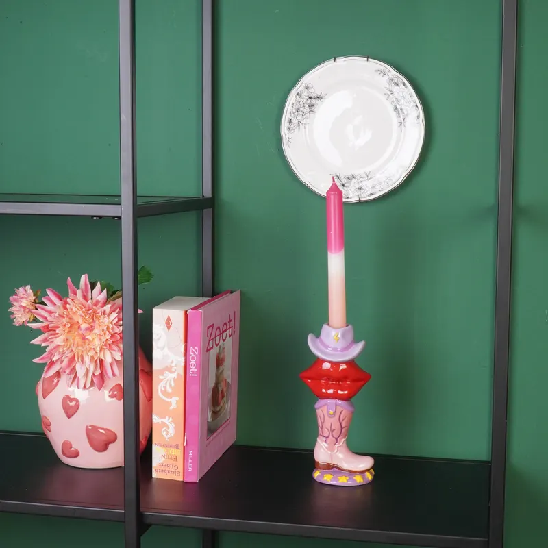 Kerzenhalter aus Keramik mit Western-Motiv aus Stiefel, Lippen und Hut von Housevitamin in Pink, Rot und Flieder, 10 × 8 × 20 cm, Ansicht 2