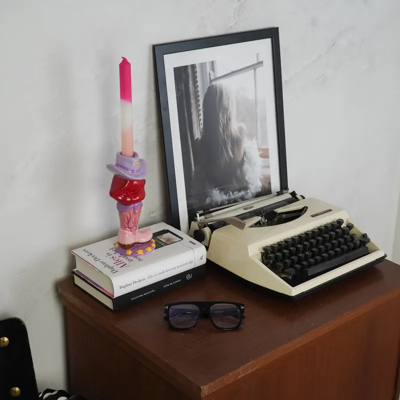 Kerzenhalter aus Keramik mit Western-Motiv aus Stiefel, Lippen und Hut von Housevitamin in Pink, Rot und Flieder, 10 × 8 × 20 cm, Ansicht 4