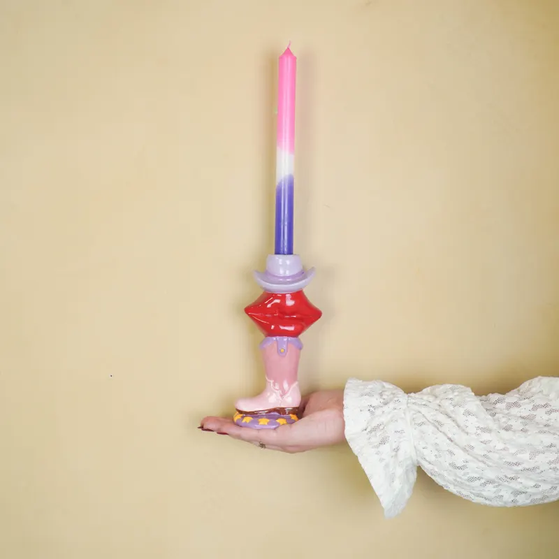 Kerzenhalter aus Keramik mit Western-Motiv aus Stiefel, Lippen und Hut von Housevitamin in Pink, Rot und Flieder, 10 × 8 × 20 cm, Ansicht 7