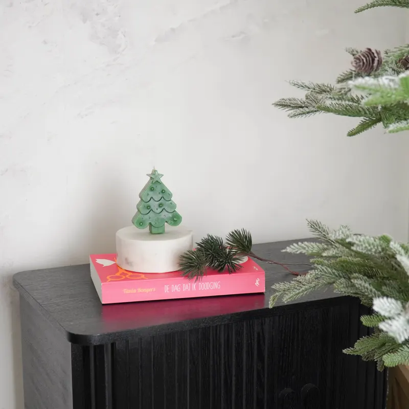 Grüne Weihnachtsbaum-Kerze aus Wachs in Geschenkbox von Housevitamin in Grün, Ansicht 4