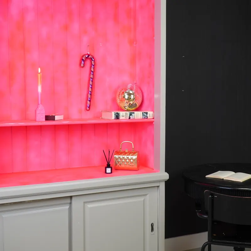 Weihnachtsanhänger in Zuckerstangenform aus Kunststoff von Housevitamin in Rot und Rosa, Ansicht 3