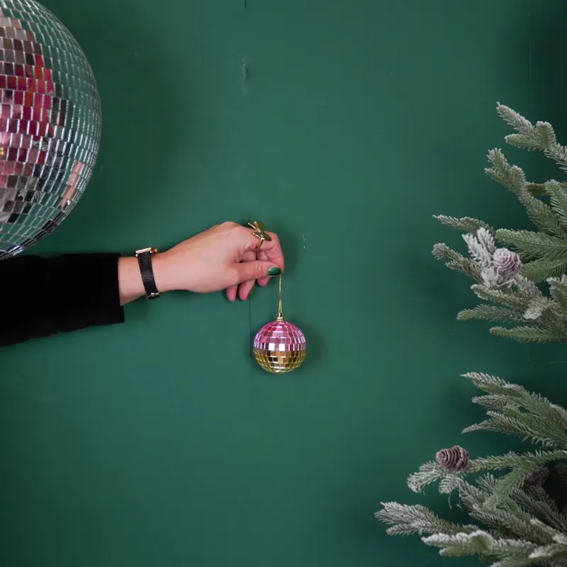 Discokugel-Weihnachtsanhänger aus Schaumstoff und Glasplättchen von Housevitamin in Pink und Gold, 6 × 6 × 6 cm, Ansicht 3