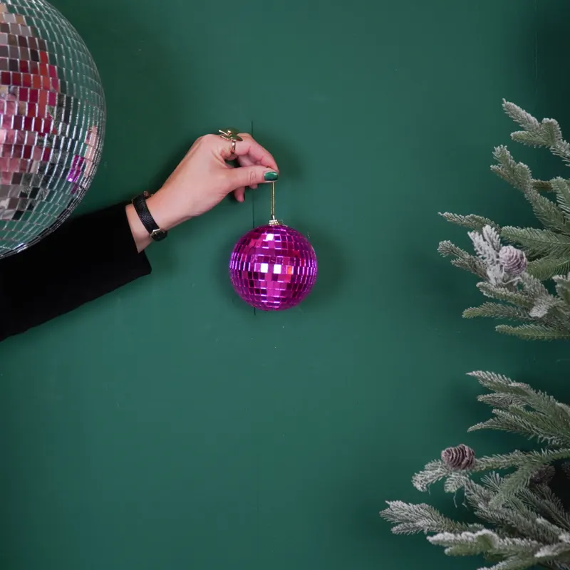 Weihnachtsanhänger Discokugel aus Schaumstoff mit Glasplättchen von Housevitamin in Pink, 10 × 10 × 10 cm, Ansicht 4