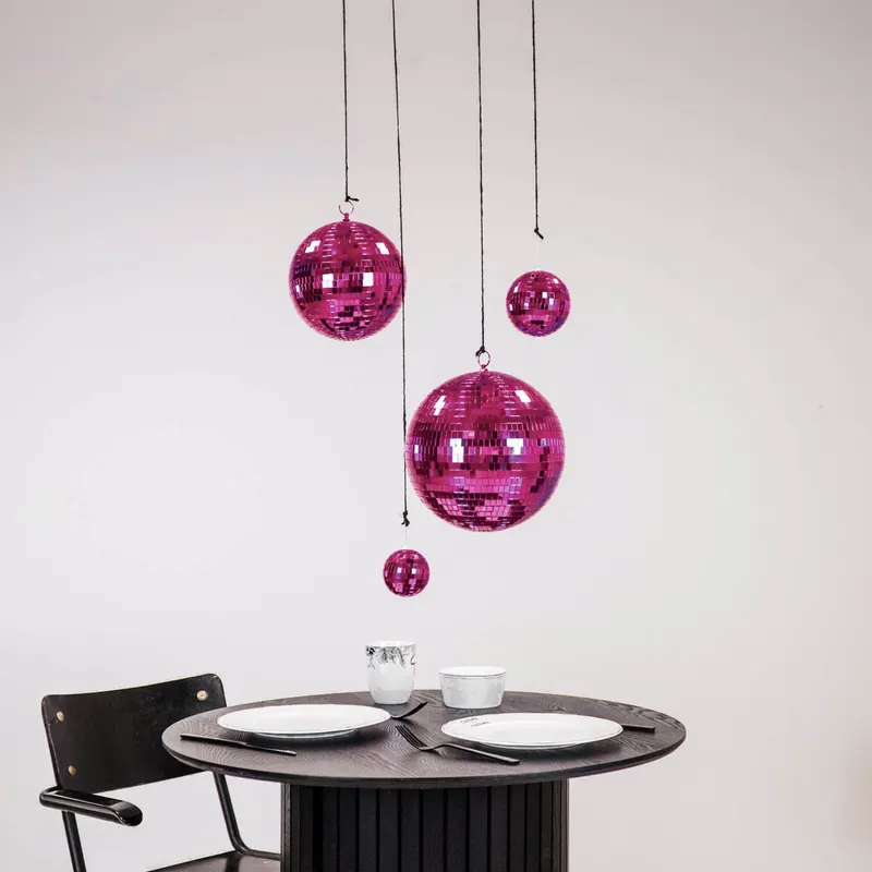 Weihnachtsanhänger Discokugel aus Schaumstoff mit Glasplättchen von Housevitamin in Pink, 10 × 10 × 10 cm, Ansicht 5
