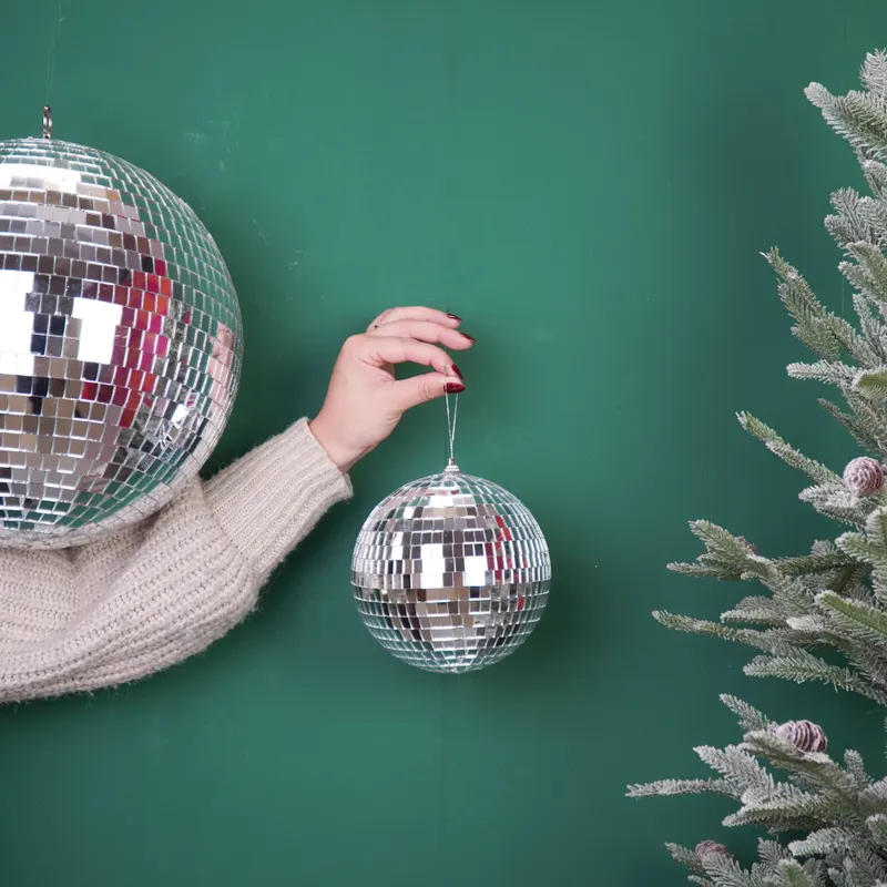 Weihnachtsanhänger Discokugel aus Schaumstoff mit Glasplättchen von Housevitamin in Silber, 15 × 15 × 15 cm, Ansicht 2