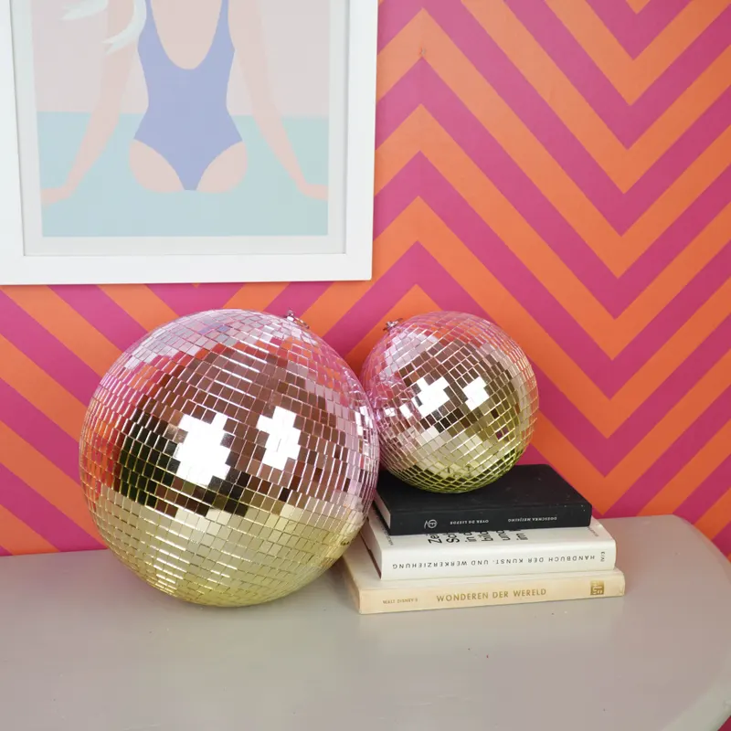 Weihnachtsanhänger Discokugel aus Schaumstoff mit Glasplättchen von Housevitamin in Pink/Gold, 20 × 20 × 20 cm, Ansicht 3