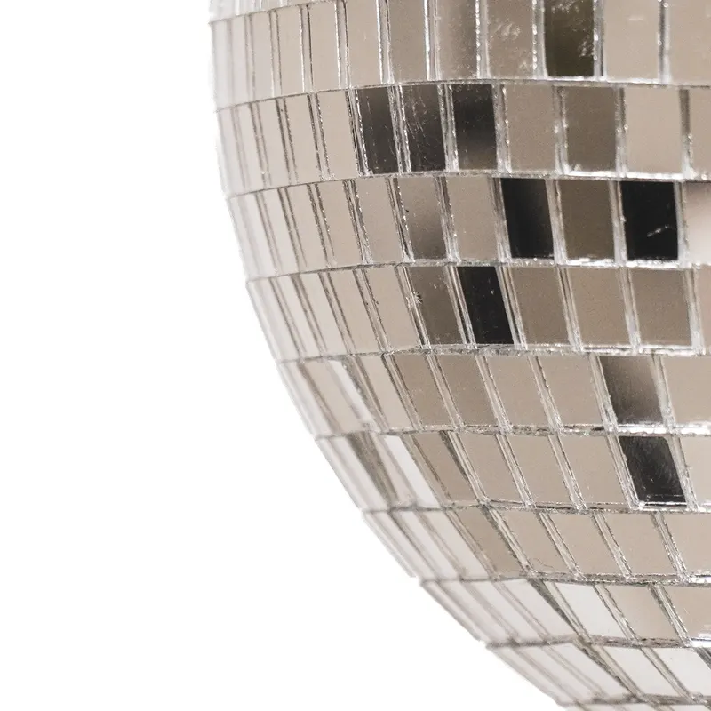 Weihnachtsanhänger Discokugel aus Schaumstoff mit Glasplättchen von Housevitamin in Silber, 25 × 25 × 25 cm, Ansicht 3