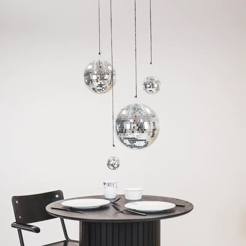 Weihnachtsanhänger Discokugel aus Schaumstoff mit Glasplättchen von Housevitamin in Silber, 25 × 25 × 25 cm, Ansicht 5