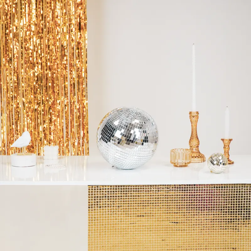 Weihnachtsanhänger Discokugel aus Schaumstoff mit Glasplättchen von Housevitamin in Silber, 25 × 25 × 25 cm, Ansicht 6