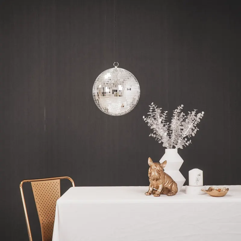 Weihnachtsanhänger Discokugel aus Schaumstoff mit Glasplättchen von Housevitamin in Silber, 25 × 25 × 25 cm, Ansicht 7