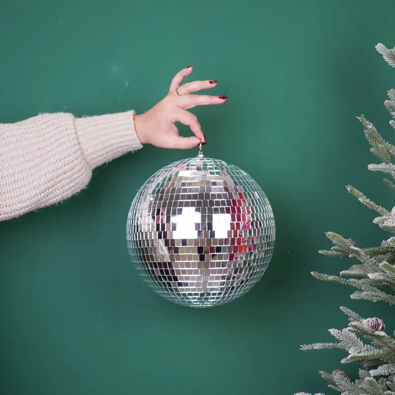 Weihnachtsanhänger Discokugel aus Schaumstoff mit Glasplättchen von Housevitamin in Silber, 25 × 25 × 25 cm, Ansicht 8