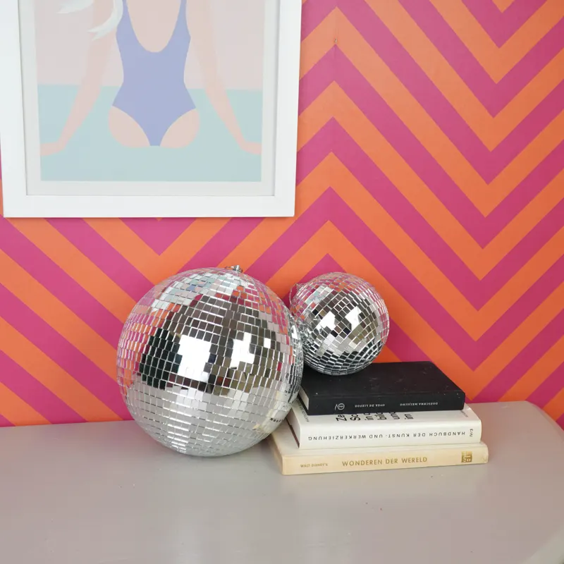 Weihnachtsanhänger Discokugel aus Schaumstoff mit Glasplättchen von Housevitamin in Silber, 25 × 25 × 25 cm, Ansicht 9