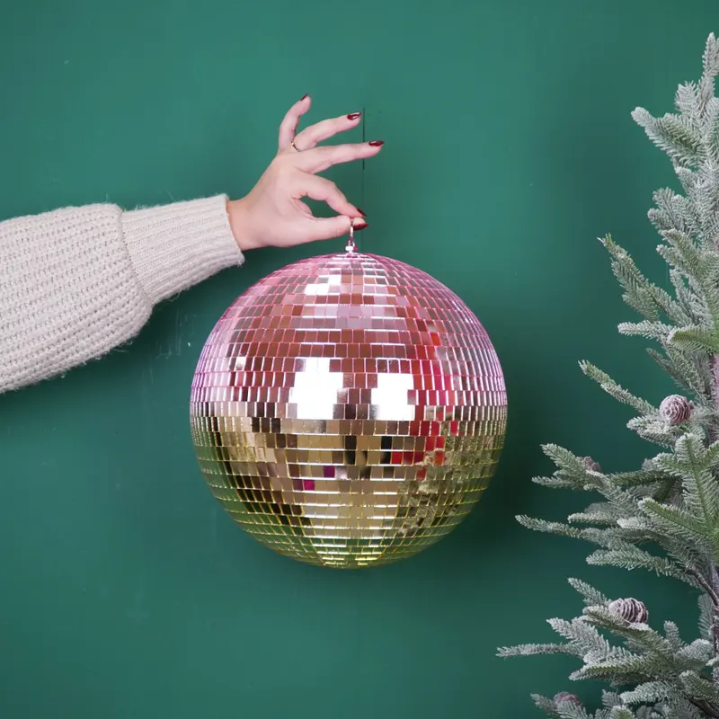 Weihnachtsanhänger Discokugel aus Schaumstoff mit Glasplättchen von Housevitamin in Pink/Gold, 30 × 30 × 30 cm, Ansicht 2
