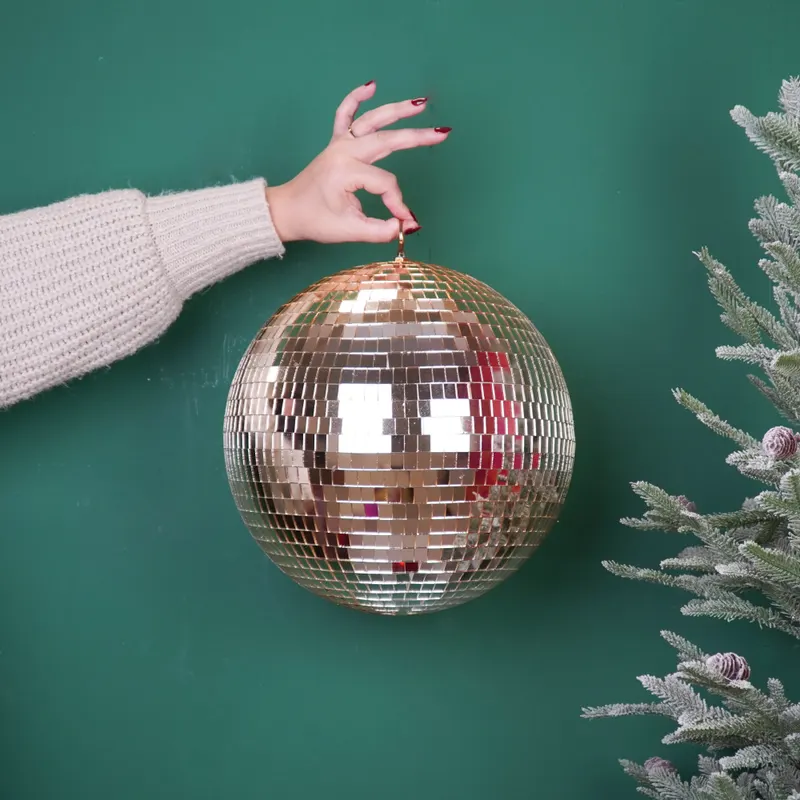 Weihnachtsanhänger Discokugel aus Schaumstoff mit Glasplättchen von Housevitamin in Gold, 30 × 30 × 30 cm, Ansicht 2