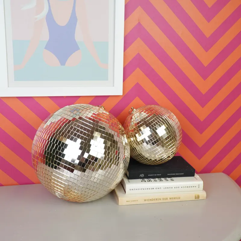 Weihnachtsanhänger Discokugel aus Schaumstoff mit Glasplättchen von Housevitamin in Gold, 30 × 30 × 30 cm, Ansicht 5