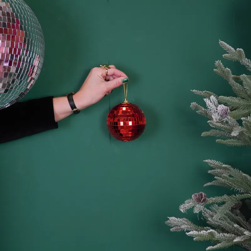Weihnachtsanhänger Discokugel aus Schaumstoff mit Glasplättchen von Housevitamin in Rot, 10 × 10 × 10 cm, Ansicht 3