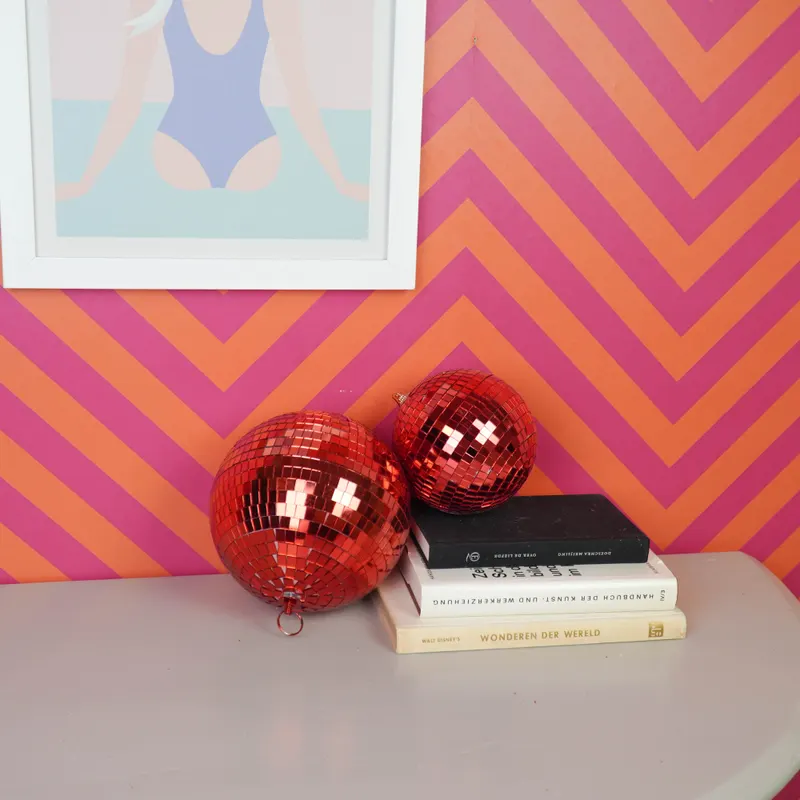 Weihnachtsanhänger Discokugel aus Schaumstoff mit Glasplättchen von Housevitamin in Rot, 10 × 10 × 10 cm, Ansicht 4