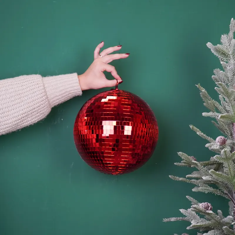 Weihnachtsanhänger Discokugel aus Schaumstoff mit Glasplättchen von Housevitamin in Rot, 25 × 25 × 25 cm, Ansicht 2