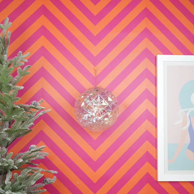 Irisierende Weihnachtskugel aus Kunststoff mit Rautenrelief von Housevitamin in Irisierend, 20 × 20 cm, Ansicht 2