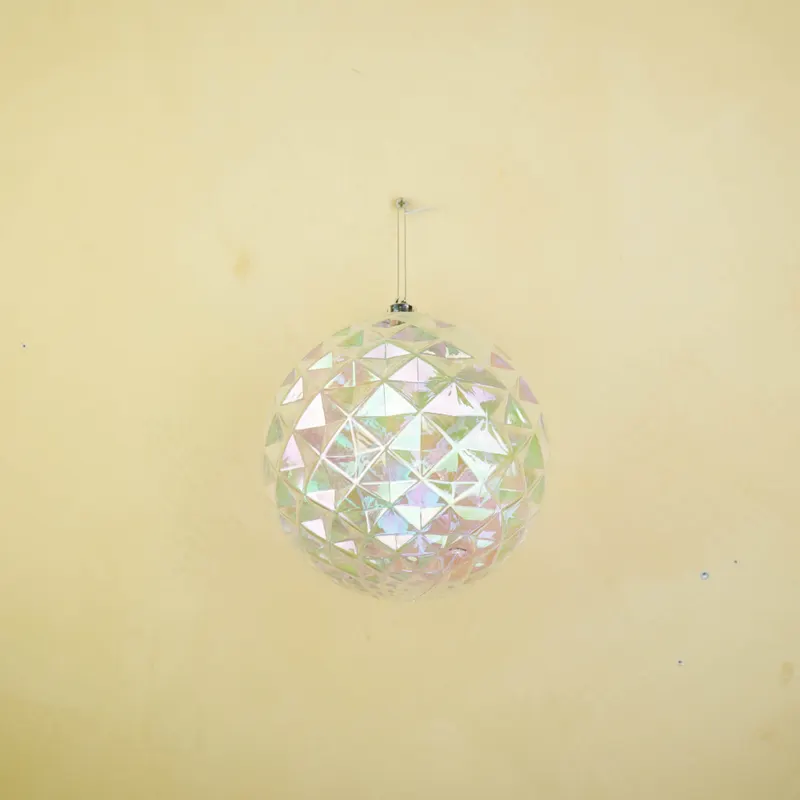 Irisierende Weihnachtskugel aus Kunststoff mit Rautenrelief von Housevitamin in Irisierend, 20 × 20 cm, Ansicht 3
