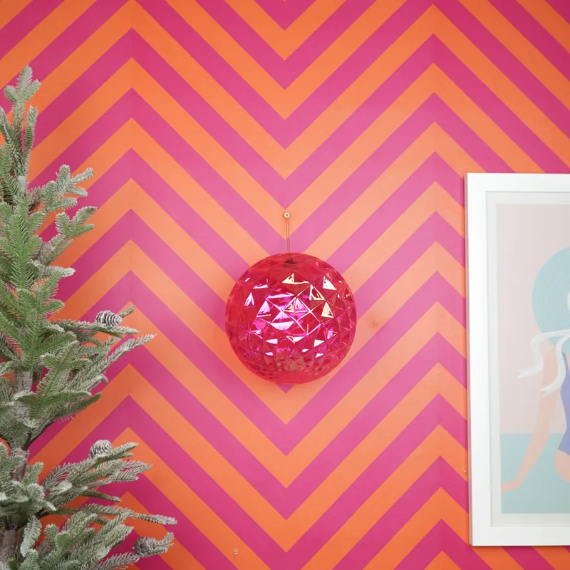 Irisierende Weihnachtskugel aus Kunststoff mit Rautenrelief von Housevitamin in Pink irisierend, 20 × 20 cm, Ansicht 2