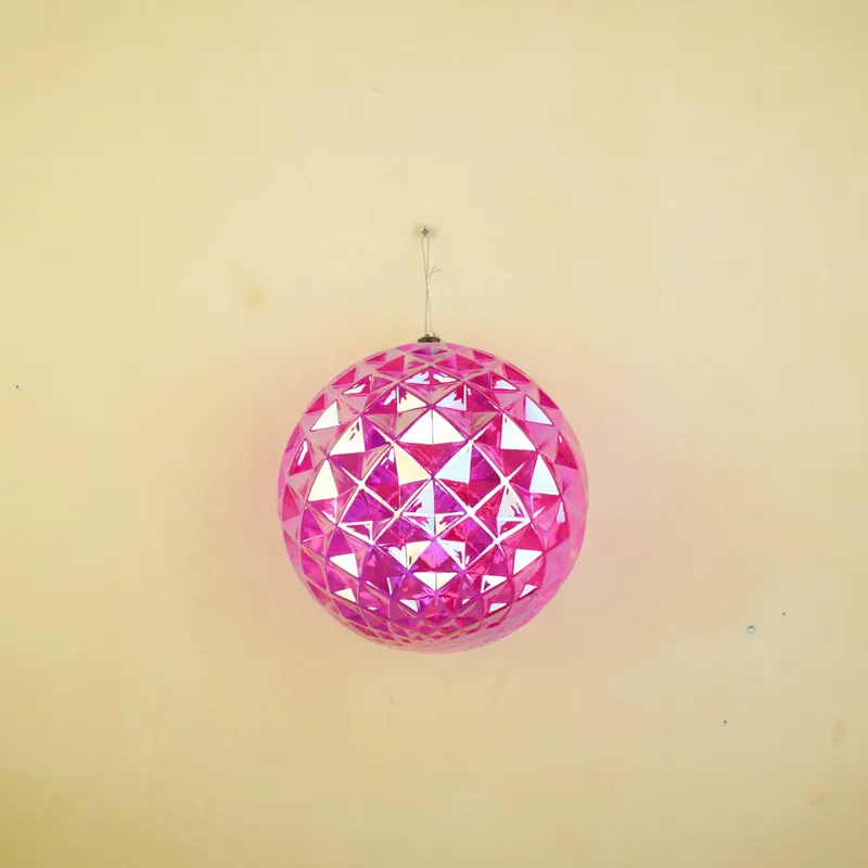 Irisierende Weihnachtskugel aus Kunststoff mit Rautenrelief von Housevitamin in Pink irisierend, 20 × 20 cm, Ansicht 5