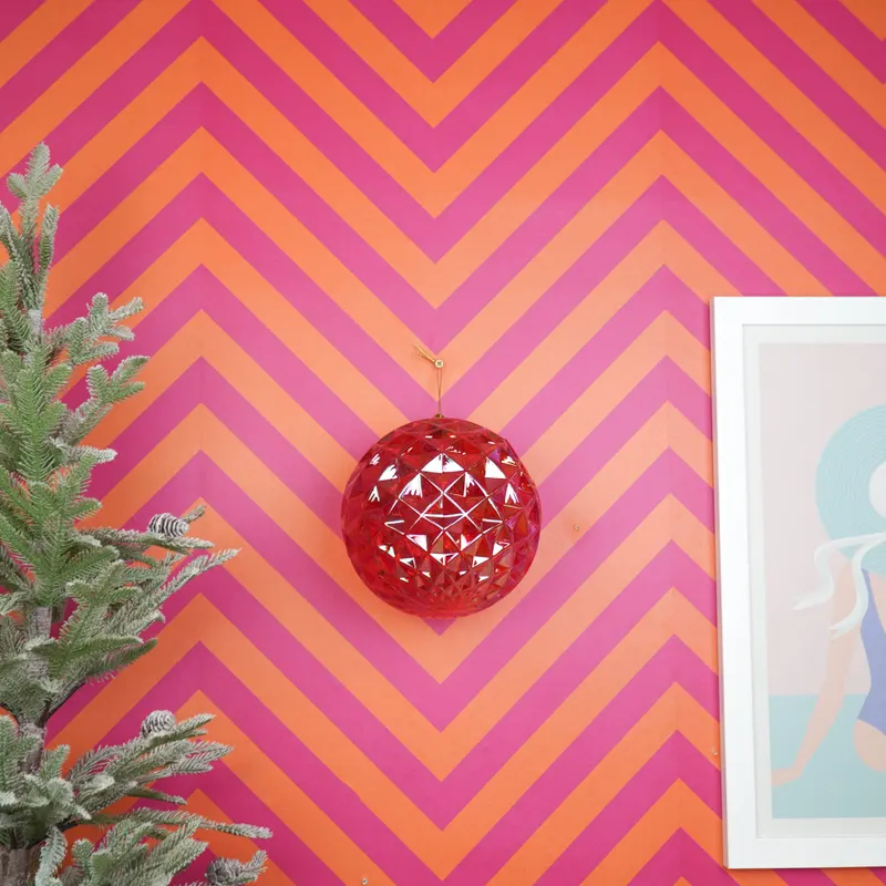 Weihnachtskugeln mit Diamantrelief aus Kunststoff von Housevitamin in Rot, 20 × 20 cm, Ansicht 2