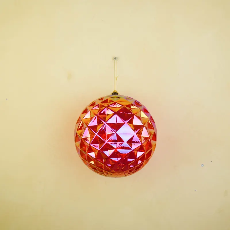 Weihnachtskugeln mit Diamantrelief aus Kunststoff von Housevitamin in Rot, 20 × 20 cm, Ansicht 5