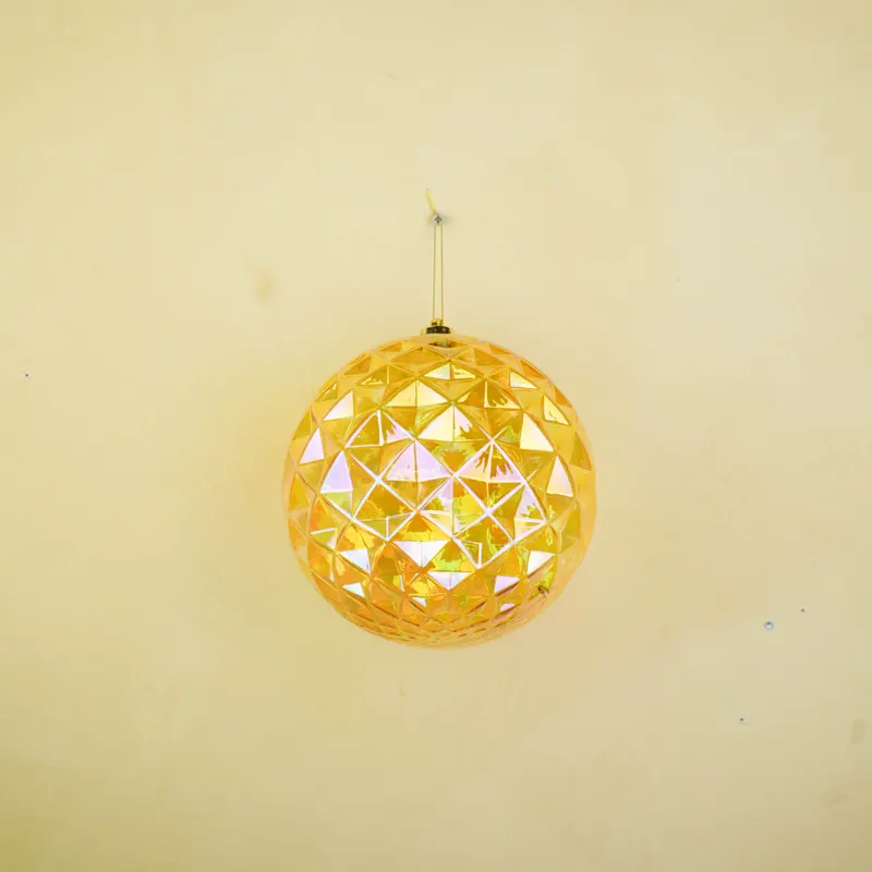 Weihnachtskugeln mit Diamantrelief aus Kunststoff von Housevitamin in Gelb, 20 × 20 cm, Ansicht 3