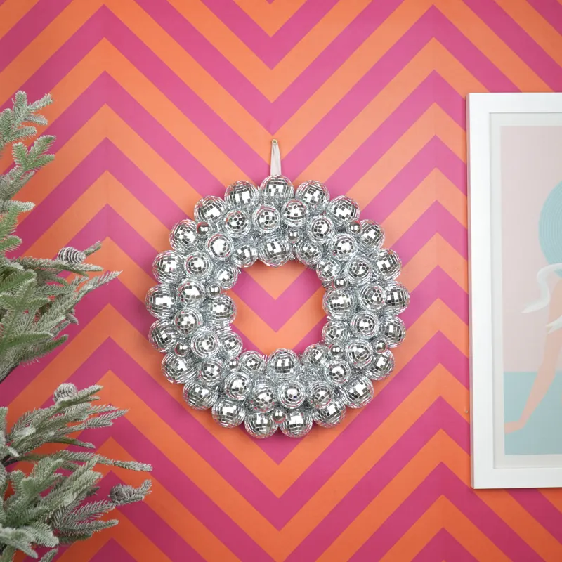 Disco-Weihnachtskranz aus Kunststoff mit silbernen Glitzerkugeln von Housevitamin in Silberfarben, 40 × 40 × 7,5 cm, Ansicht 2