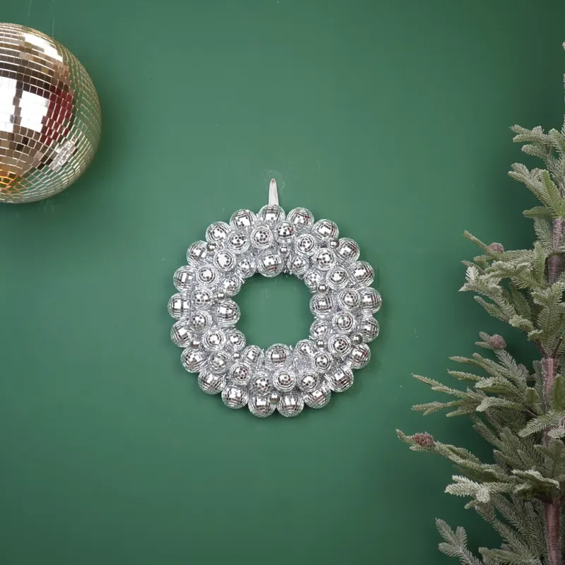 Disco-Weihnachtskranz aus Kunststoff mit silbernen Glitzerkugeln von Housevitamin in Silberfarben, 40 × 40 × 7,5 cm, Ansicht 3