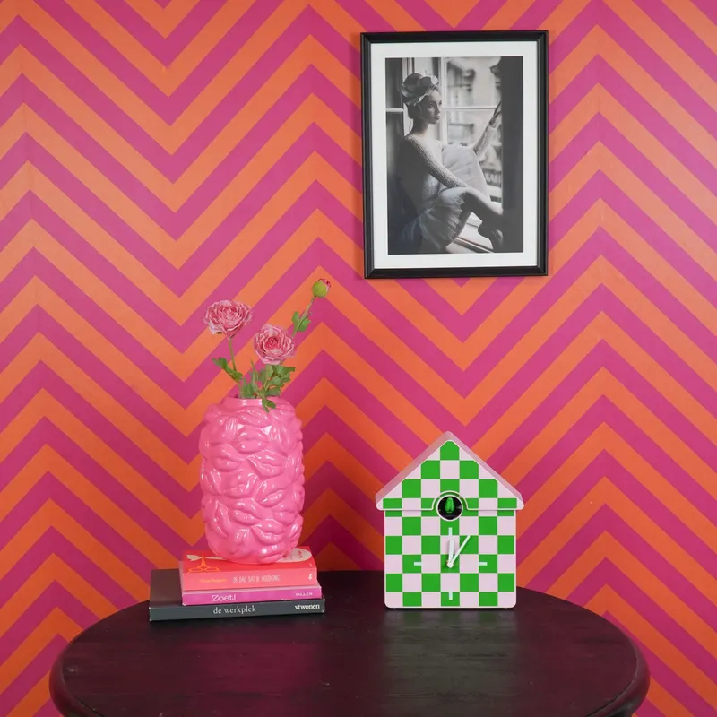 Kuckucksuhr aus Kunststoff zum Hängen und Aufstellen von Housevitamin in Grün-Pink, 24 × 27 × 9 cm, Ansicht 3