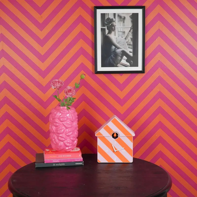 Kuckucksuhr aus Kunststoff zum Hängen und Aufstellen von Housevitamin in Orange-Pink, 24 × 27 × 9 cm, Ansicht 3