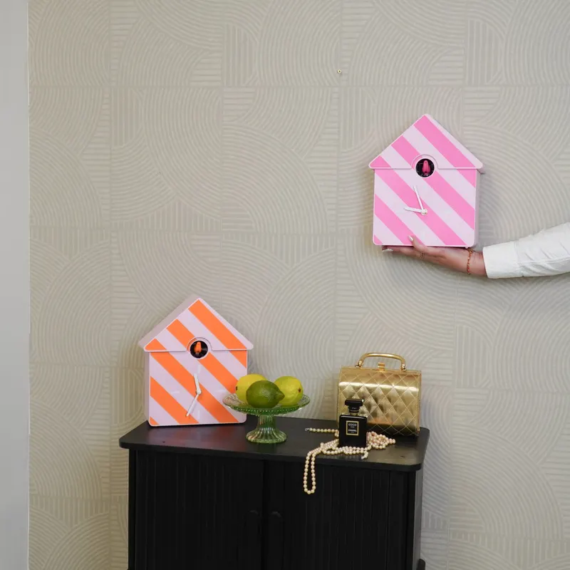 Kuckucksuhr aus Kunststoff zum Hängen und Aufstellen von Housevitamin in Orange-Pink, 24 × 27 × 9 cm, Ansicht 4