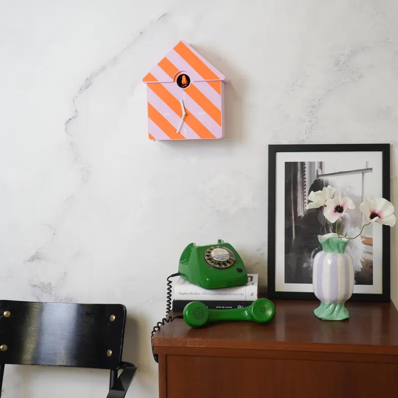 Kuckucksuhr aus Kunststoff zum Hängen und Aufstellen von Housevitamin in Orange-Pink, 24 × 27 × 9 cm, Ansicht 6