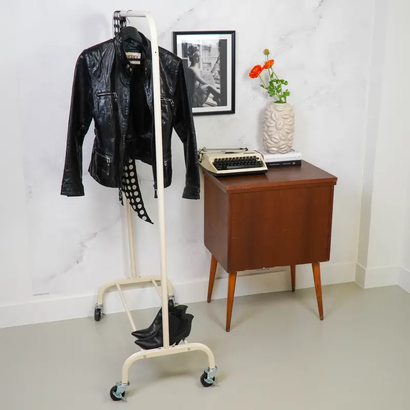 Mobiler Garderobenständer aus Metall in Sand von Housevitamin in Sand, 80 × 40 × 155 cm, Ansicht 4