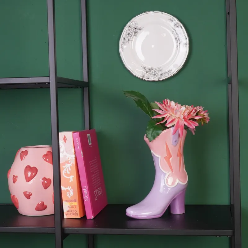 Keramikvase in Stiefelform für Blumen von Housevitamin in Pink / Flieder, 16,5 × 10,5 × 26,5 cm, Ansicht 3
