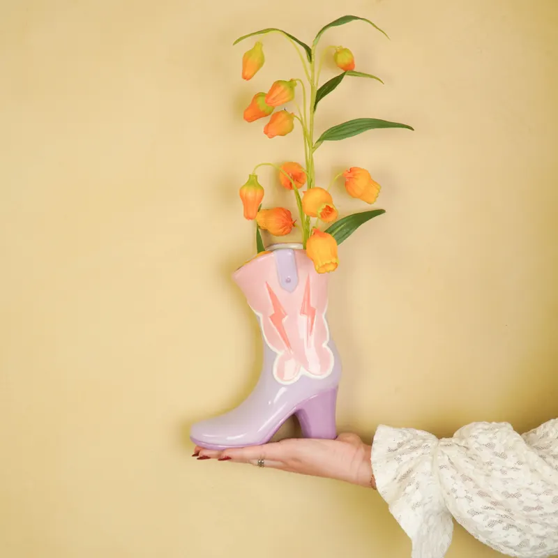 Keramikvase in Stiefelform für Blumen von Housevitamin in Pink / Flieder, 16,5 × 10,5 × 26,5 cm, Ansicht 7