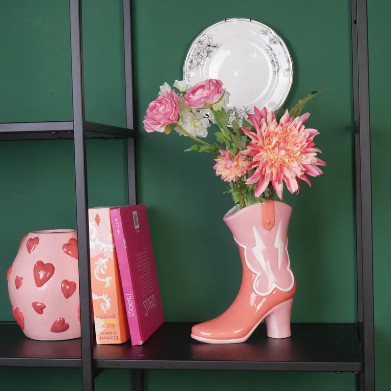 Keramikvase in Stiefelform für Blumen von Housevitamin in Pink / Orange, 16,5 × 10,5 × 26,5 cm, Ansicht 2