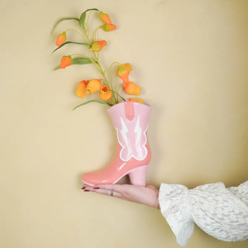Keramikvase in Stiefelform für Blumen von Housevitamin in Pink / Orange, 16,5 × 10,5 × 26,5 cm, Ansicht 4