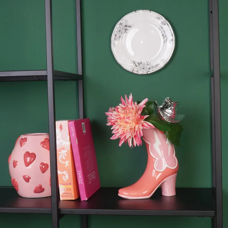 Keramikvase im Cowboy-Stiefel-Look mit Discohut von Housevitamin in Pink und Orange, 16,5 × 10,5 × 26,5 cm, Ansicht 2