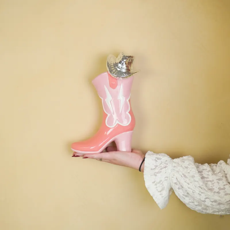 Keramikvase im Cowboy-Stiefel-Look mit Discohut von Housevitamin in Pink und Orange, 16,5 × 10,5 × 26,5 cm, Ansicht 8