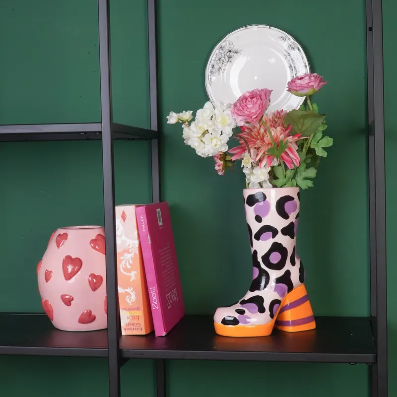 Keramikvase in Stiefelform mit Leopardenmuster, Pink-Orange von Housevitamin in Pink und Orange, 18 × 8 × 24 cm, Ansicht 3
