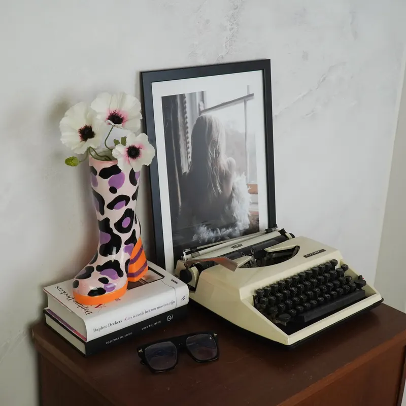 Keramikvase in Stiefelform mit Leopardenmuster, Pink-Orange von Housevitamin in Pink und Orange, 18 × 8 × 24 cm, Ansicht 4